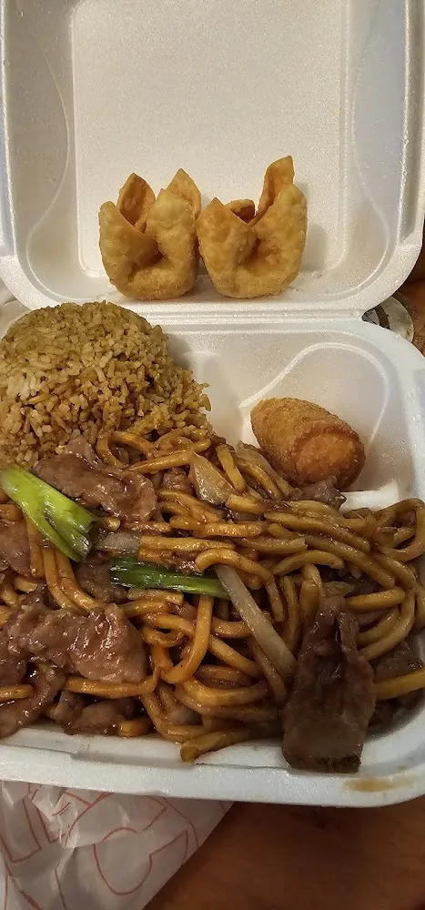 23 Beef Lo Mein w Rice & Egg Roll
